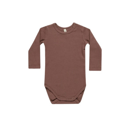 Long sleeve onesie in our stretchy rib knit. Slim fit with added stretch to grow with your baby. All sizes have snaps at shoulder and along inseam for easy changing.  Featuring our ‘plum' colorway.  Care: Machine wash cold. Tumble dry low.  Made of 95% Organic Cotton, 5% Elastane Quincy Mae Fall 24 Collection - Hello Baby